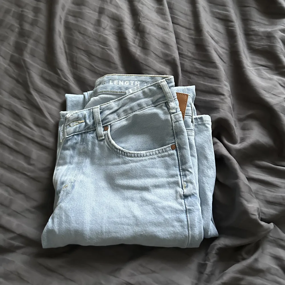 Blåa low waist jeans ifrån bik bok, tyvärr för små för mig därav inga bilder med de på💕💕knappt använda,  storlek 26/32, 300 kr (nypris 599). Jeans & Byxor.