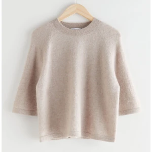 stickad t-shirt från &other stories  - Säljer min stickade t-shirt från & other stories som jag fick vid jul som krympte lite i första tvätten (använd fåtal gånger!) Är i strl S, tidigare passade den som S/M men nu  passar XS/S.  Nypris: 690kr! kan skicka egna bilder vid intresse!