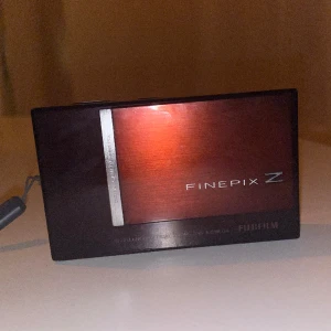 Digitalkamera - Super cool Fujifilm finepix z kamera! Jätte fint skick och allting funkar! Laddare, batterier och liten väska medföljer! Går att fota utan minneskort men kan ej föra över utan, alltså behövs minneskort köpas till💗 pris kan diskuteras!