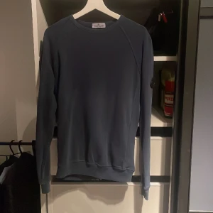 Stone Island Junior tröja - Marinblå Stone Island junior tröja. Storlek 170. Plagget är använt ett fåtal gånger och är i fint skick utan några defekter. Ny pris 2250. Mitt pris 850.