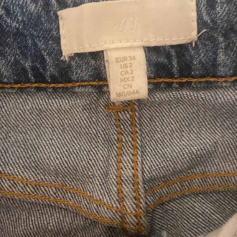Högmidjade wide jeans från h&m🤍 Är i bra skick och är använda runt fem gånger 🤍. Jeans & Byxor.