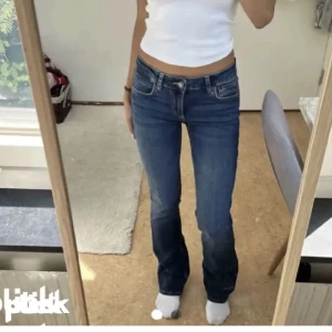 Low rise jeans - Säljer dessa as snygga jeans från Zara! Inga defekter och knappast använda❤️skriv för egna bilder