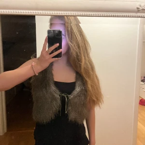 Pälsväst  - Trendig pälsväst som funkar till vardag och festligheter!! Säljer då det inte riktigt är min stil, den är i nyskick och använd 2 gånger. Jag har storlek M (pris går att diskuteras vid snabb affär) 💖💖