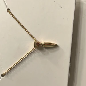 Halsband  - Ett guldfärgat nithalsband som jag köpte för ett tag sedan men som jag aldrig har använt. Skriv privat vid fler bilder eller frågor. ❤️