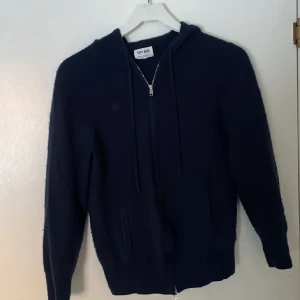 Soft goat 100% kashmir  - Riktigt snygg kashmir zip från soft goat. Bra skick bara lite nopprig som de flesta. Ursprungligen strl L men sitter som en small!!! passar nån mellan 170-180cm