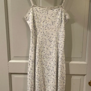 Klänning  - En gullig klänning som aldrig blivit använd 