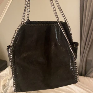 Väska svart  - Hej! Jag säljer denna snygga väskan som är stor och perfekt att ha till skolan eller bara ha till något annat. Har ni mer frågor är det bara att fråga .(den är använd ca två ggr Max)