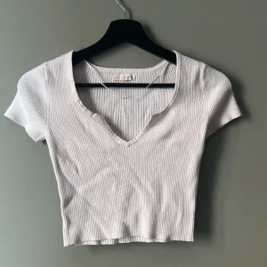Vit topp - Superfin topp i tjockare material från LA Hearts. Använd sparsamt och i gott skick. Står storlek M men passar XS-M