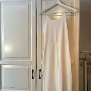 Byxdress  - Helt oanvänd byxdress från Nelly i storlek Xs.