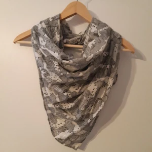 Mönstrad sjal - Sjal i skön kvalitet med svartvitt mönster och glitterdetaljer.