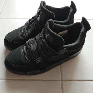 Jordan 4 black Cat  - Jordan 4 black Cats, säljer de för att det är dax att sälja de. Bara använt de några gånger.