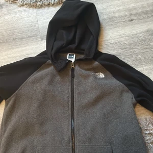 The north face fleece  - Säljer en fleece kofta från the north face då den inte används. Den är i stl XL i barn storlek så skulle säga att den är en S. 