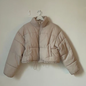 Beige pufferjacka - Så mjuk pufferjacka från H&M! Väldigt fint skick! Nypris 399kr