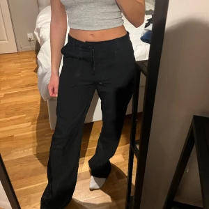 Kostymbyxor  - Svarta kostymbyxor från Lindex (Fiona) i storlek 36🫶🏼 säljer pga att jag har likadana i annan storlek.