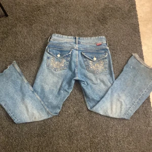 Deviced jeans lågmidiajde -  Jag säljer ett par lågmidijade jeans för att jag ej använder dem längre! Dem är super vina men jag har klippt dem lite längst nere pga att dem var för långa för mig när jag köpte dem och därför priset! Jag skulle säga att dem är bra i längden sj 155