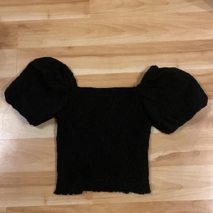 Topp - Jättefin topp från Gina tricot i ribbat material och puffärmar. Använd några gånger men fortfarande hel och ren. Skicka om du undrar något!