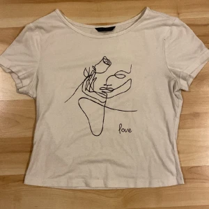 T-shirt - En av mina favorit tröjor för nu förgylla någon annans garderob! Storlek S men är lite mindre i storlek så passar även XS. Jätteskönt tyg.