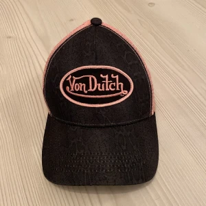 Von Dutch keps  - Y2k Von Dutch keps i rosa och svart  Bra skick, behöver bara en tvätt :) 