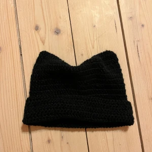 Kattöron mössa stickad - Aldrig använd Svart