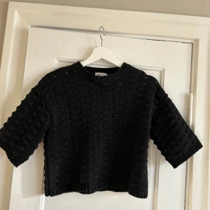 Stickad tröja - Tröjan är i fint skick och endast använd 1 gång💓