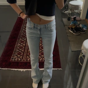 Gina trixig jeans  - Säljer dessa Gina gruvor jeans då jag råkade beställa två av samma. Han inte lämna tillbaks den andra innan retur tiden gick ut. Prislapp finns fortfarande kvar på dom. Ops! Tryck inte på köp nu. 