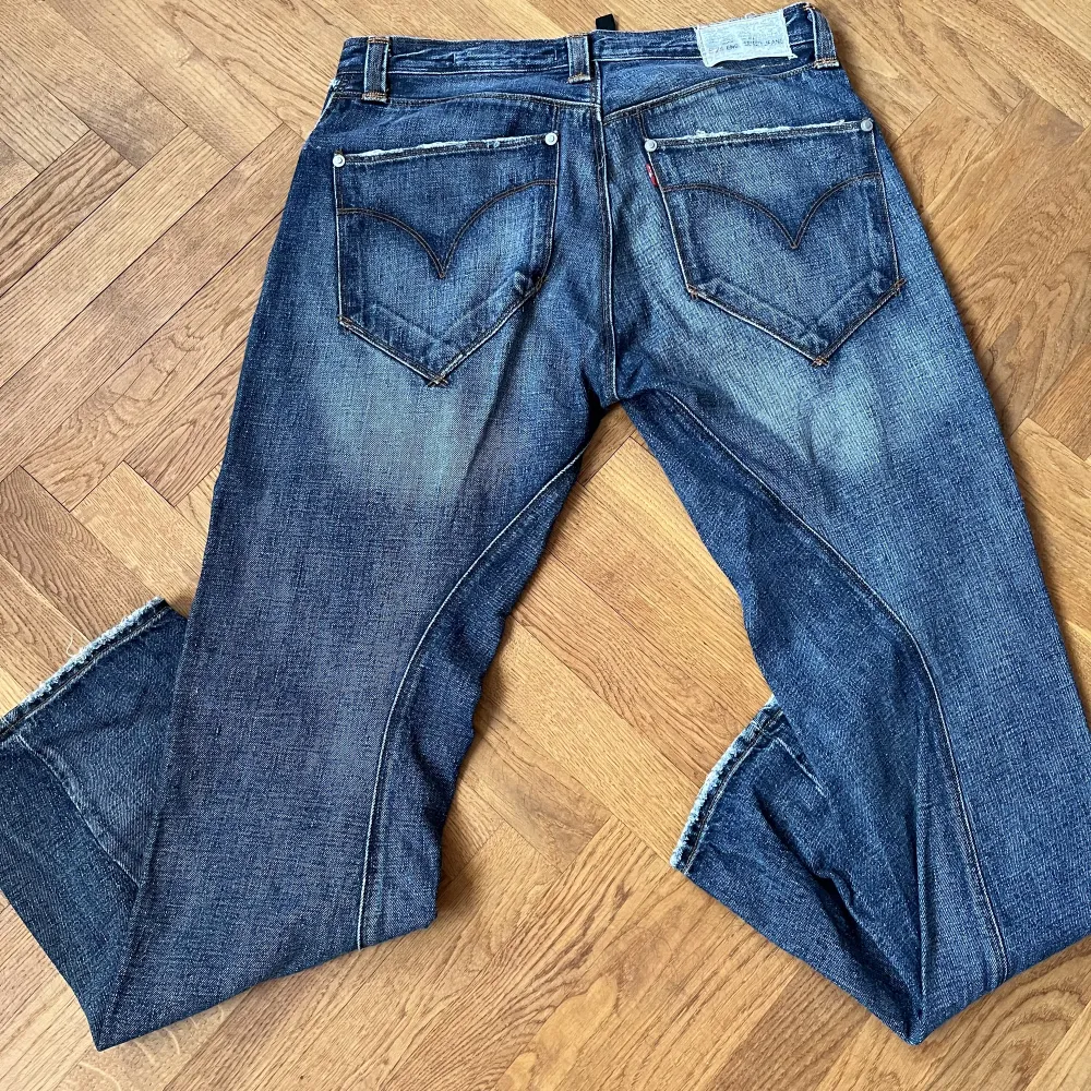 Säljer dessa Levis jeans i storlek 34, går att sy upp om man vill ha mindre och passar båda könen. Riktigt snygga och unika.🌟 Finns inte många av denna variant i Sverige. Passar alla stilar och perfekta byxorna i vinter och vår! Fler bilder i DM!✨🙏🏼. Jeans & Byxor.