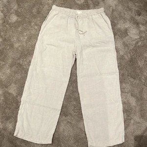 Linnébyxor - Knappt använda linnébyxor från ARKET i storlek L, nypris 600:-