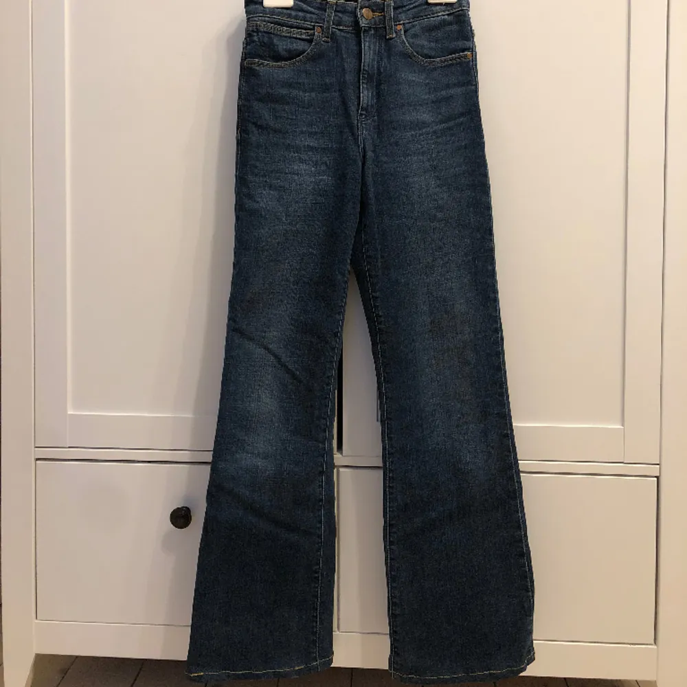 Säljer dessa snygga jeans då de har blivit för små🤍De är i ett mycket bra skick utan defekter!🌟De är i modellen Flare. Hör av dig om frågor/fler bilder!                                                       • Storlek W25 - L32 men är uppsydda!. Jeans & Byxor.