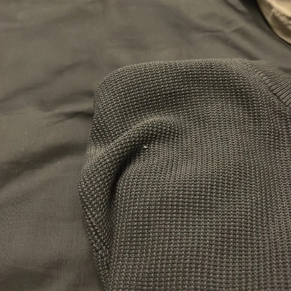 Säljer nu denna stickade zara tröja i storlek M. Fint skick och använd 2 gånger. Lite blekt på kragen men ingen som syns. Stickat.