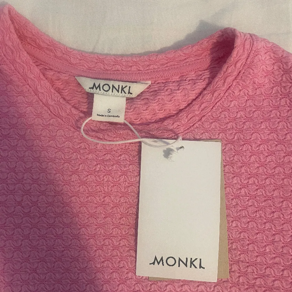 Fin rosa tröja med detaljer . T-shirts.