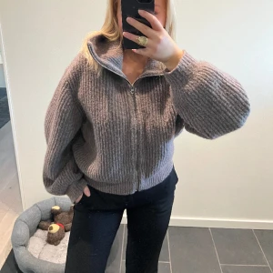 Stickad cardigan - Cardigan från Weekday, använd en gång💗nypris 699kr