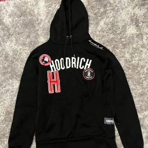 Hoodrich hoodie - En fin, nästan oanvänd hoodie med märket hoodrich. Den är endast använd några få gånger. Jag har  byxorna till tracksuiten men vet ej var de är så skriv för intresse. Pris kan diskuteras