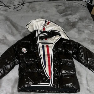 Moncler jaka  - Super fin moncler jaka, skulle säga att den passar xs/s (m) vet inte riktigt om den är äkta