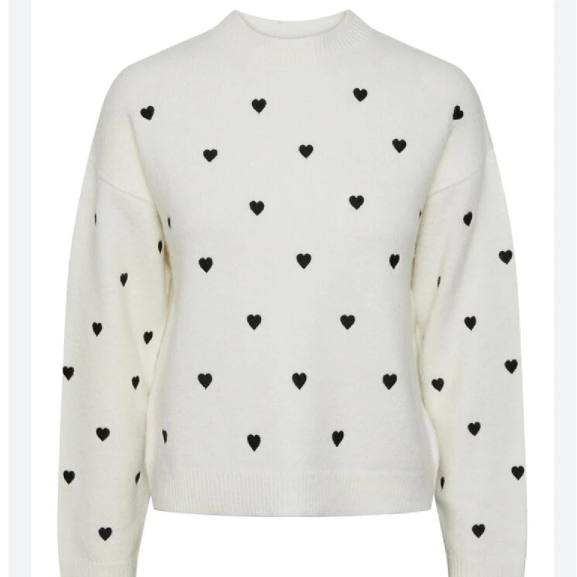 Vit stickad tröja med hjärtan