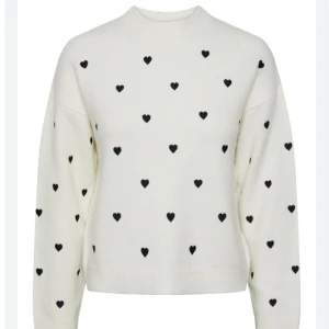 Vit stickad tröja med hjärtan - Jag säljer dena jättegulliga stickade tröja. Den är oanvänd med lapp kvar😊 Köpt för 550kr. Ge gärna egna prisförslag om ni inte är nöjda med priset:)