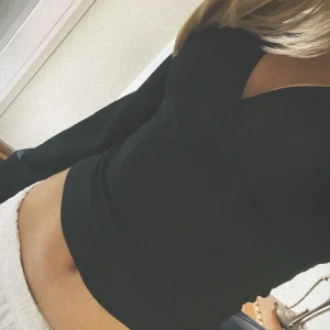 Topp - Verkligen perfekt topp som sitter as snyggt, tyvärr kommer den inte till användning längre❣️priset går självklart att diskuteras