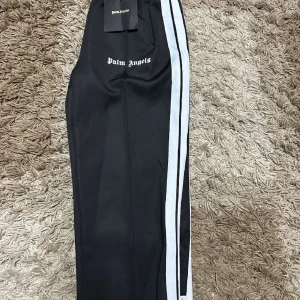Palm angels byxor - Säljer nu helt mina nya byxor,kvitto följer med!