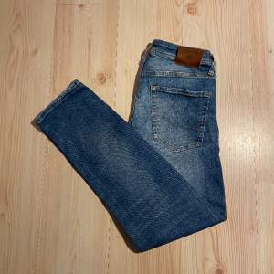 Säljer ett par jeans i gott skick från Jack and Jones | Skicks 8/10 | Storlek 28/30 | Modellen är Mike vilket innebär att dom sitter rakt längs benen | Nypris: 600 kr | Hör av er vid frågor eller funderingar!😁