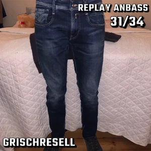 Replay jeans Anbass - Feta jeans från Replay i trendiga modellen Anbass! De sitter såklart i slimfit och har 31 i midjan och 34 i längd. Dm om ni har frågor!