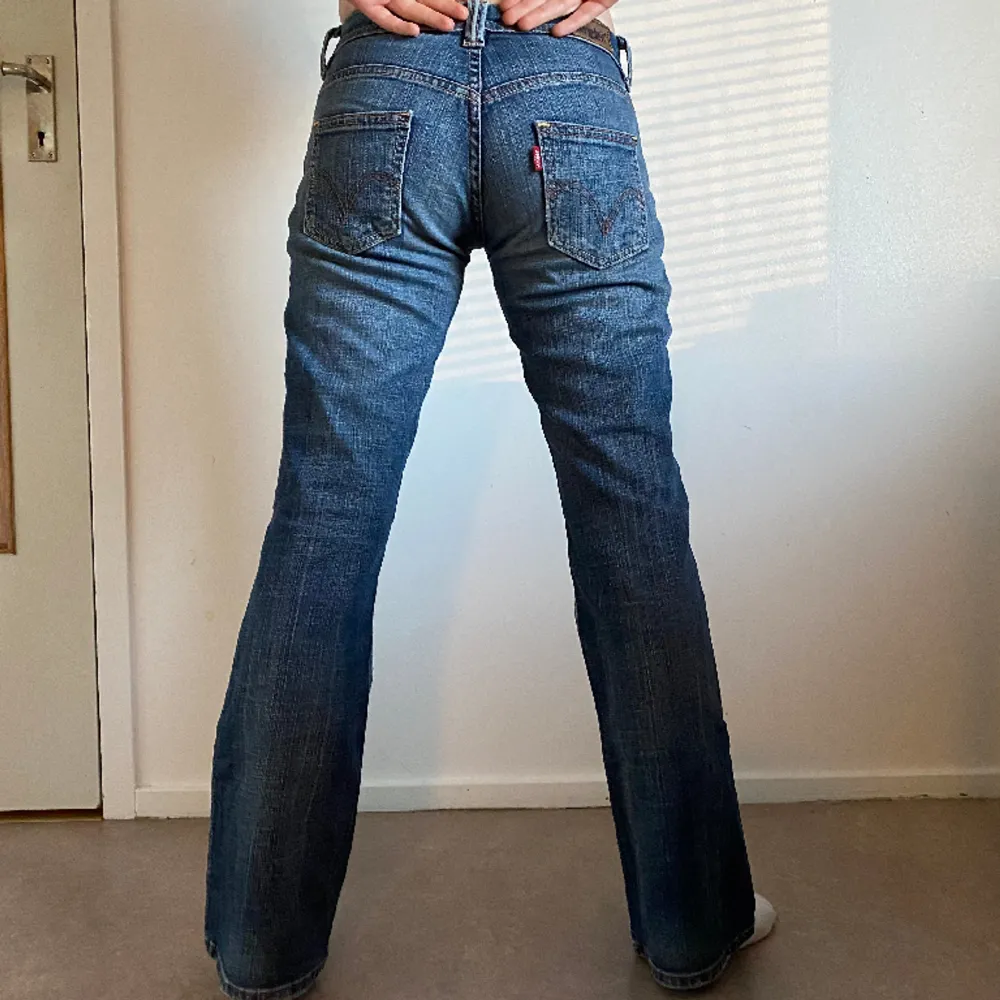 Lågmidjade jeans med utsvängda ben skit snygg . Jeans & Byxor.