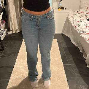 Jätte snygga jeans från lager 157 modell: icon. De är lågmidjade och raka i benen. Sitter perfekt på mig som är 163 cm lång. Mycket bra skick och knappt använda!