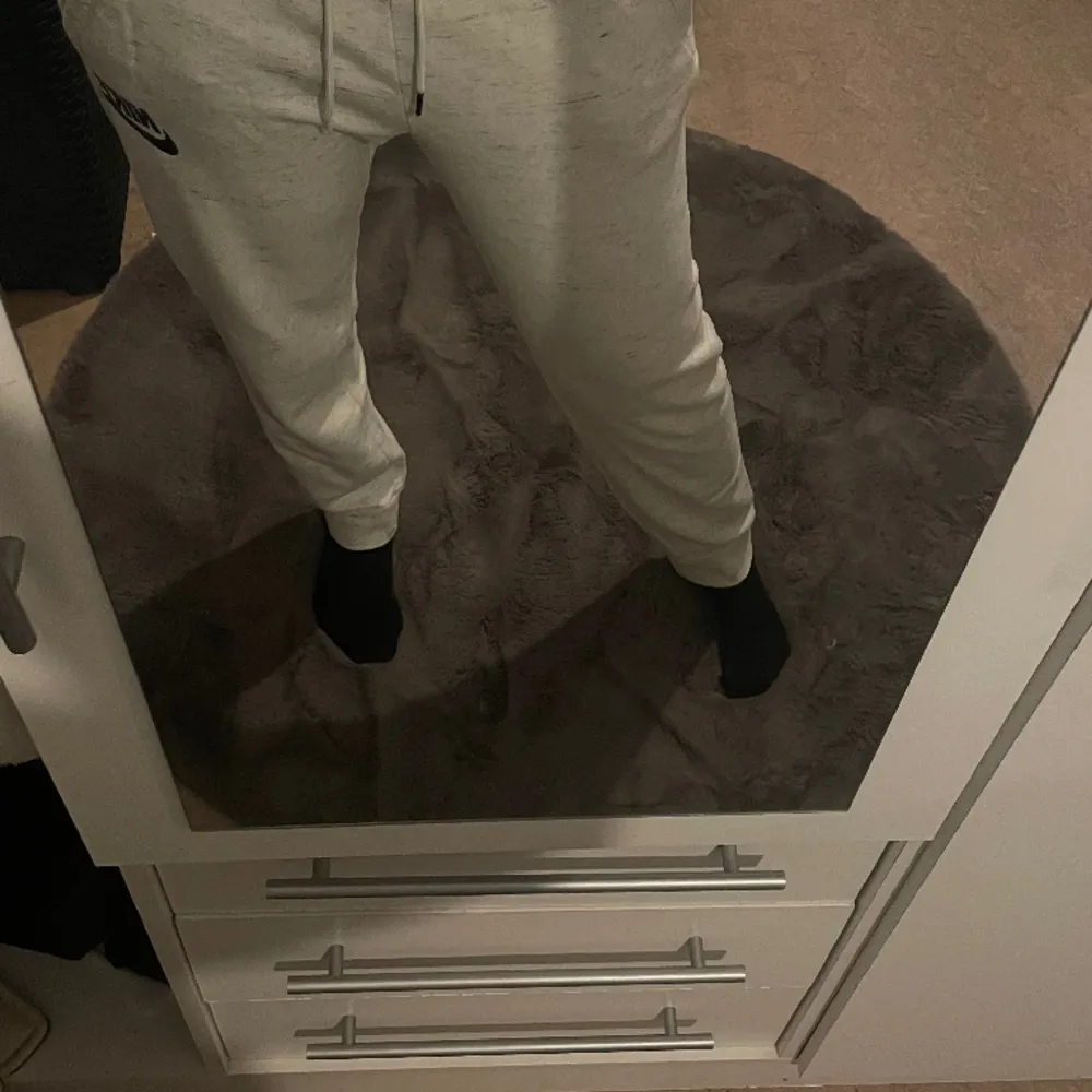 Lågmidjade mjukis från nike, typ aldrig använda men köpta för några år sen. . Jeans & Byxor.