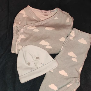 Petter & kajsa  - Body och byxor med mössa 