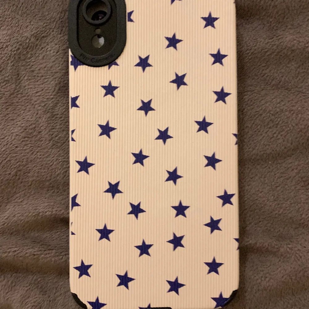 Helt oanvänd i original förpackning,otroligt fin men passar tyvärr inte min telefon. Vit med blåa stjärnor,randig textur.. Accessoarer.