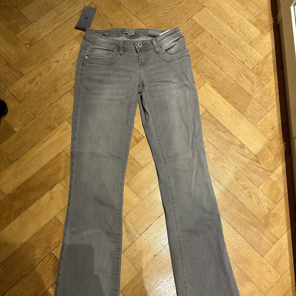 Säljer dessa sjukt snygga ltb jeans som är helt slutsålda och går inte att få tag på. De är helt oanvända med prislapp kvar🤍. Jeans & Byxor.