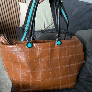 Väska Gabs - B: 40 cm H: 27 cm D: 16 cm (botten) Handväska. Märke Gaps Fint skick Nypris ca 1500 kr