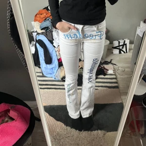 Lågmidjade jeans - Ass coola låg missade jeans i storlek 34! Innerbenslängd: 82cm midjemått: 75