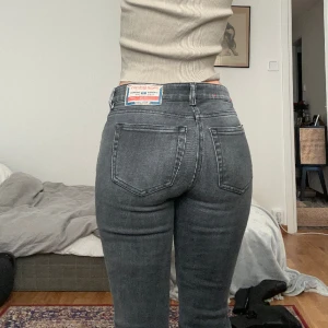 midwaist diesel jeans🤍 - Har ett streck över benet på  benen annars väldigt fint skick🤍och lite slitage längst ned! Först till kvarn!!!! Jag är 156cm. 36 cm midjemått  innerbenslängd 82cm(de är stretchiga) 