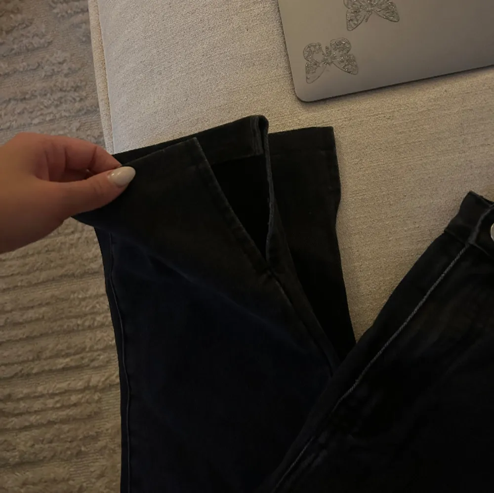 Snygga jeans i perfekt urtvättad svart färg, raka och med slits längst ner. Storlek 34. . Jeans & Byxor.