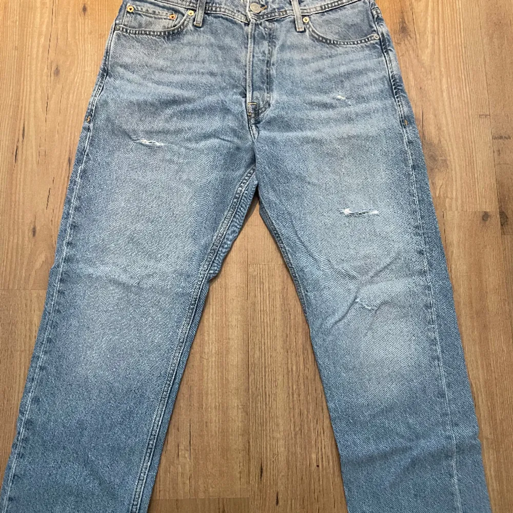 Blå Jack and jones jeans använda fåtal gånger jävligt bra skick storlek 30/30 inga fläckar eller defekter dm vid frågor ❗️129 endast idag 13/2❗️. Jeans & Byxor.